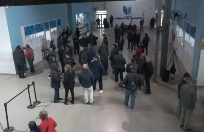 trabajadores de transito de la municipalidad realizan una protesta.