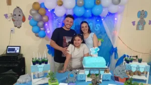 Alex compartió su experiencia en redes y el clip se volvió viral: mostró la comida que había preparado, reflexionó sobre la amistad y recibió una ola de apoyo de usuarios.