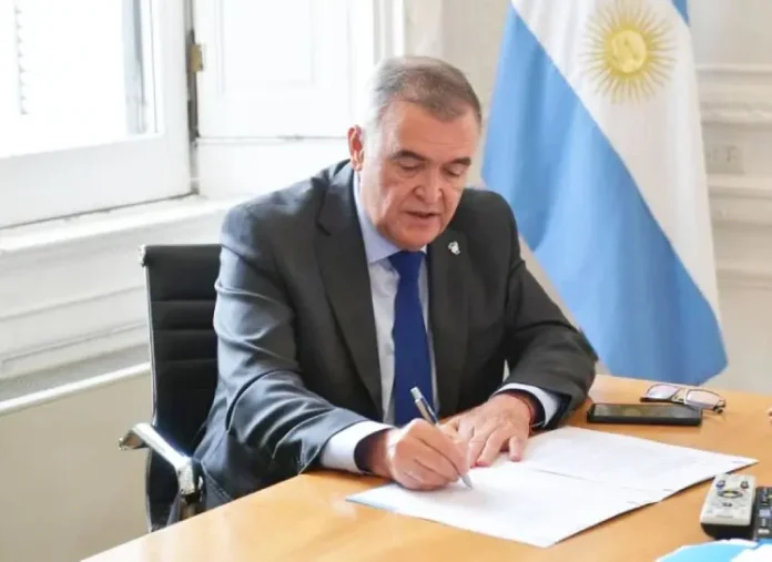 El gobernador presentó su dimisión ante la Justicia Electoral. Esta tarde comienza el escrutinio definitivo.