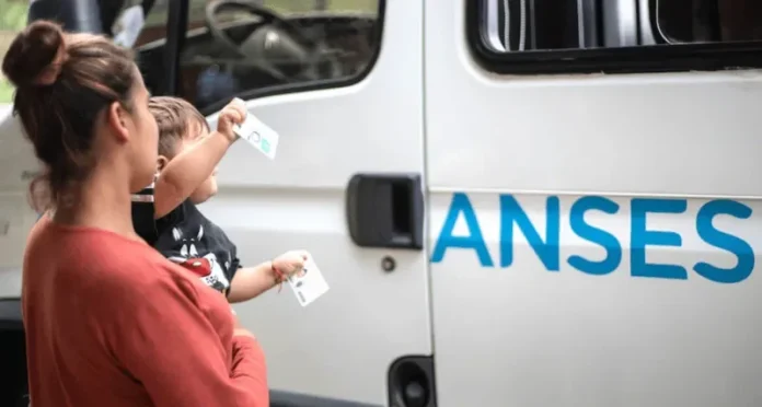 Con el aumento del 2,08%, la AUH de ANSES llegará a $119.691 por hijo y $389.732 por hijo con discapacidad (Imagen ilustrativa).