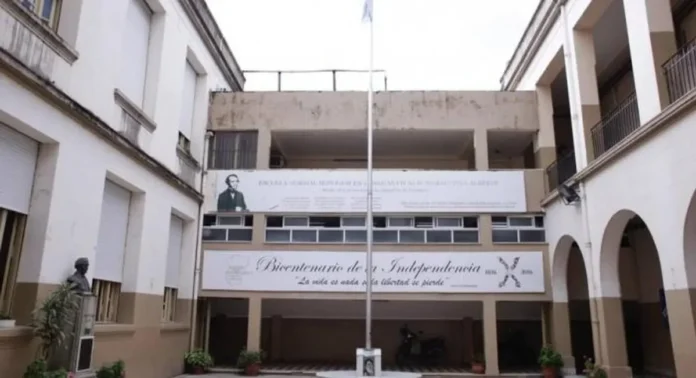 Este martes, estudiantes de la escuela Normal de nuestra Capital, realizaron una sentada para pedir que se analice el protocolo en situaciones de acoso entre compañeros.