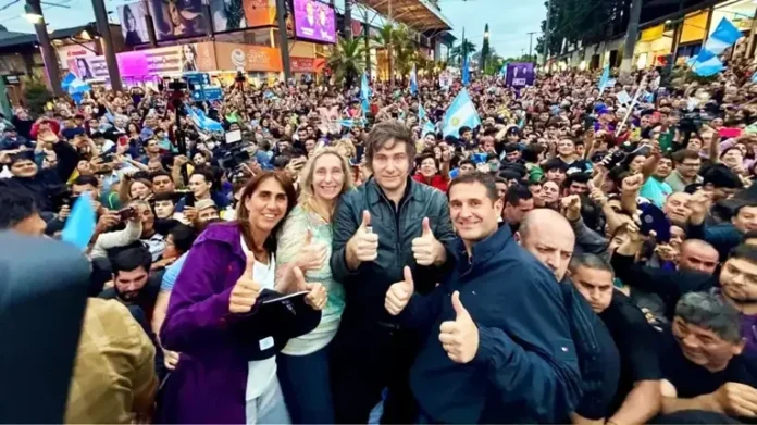 El presidente Milei en Yerba Buena junto Soledad Molinuevo, Karina Milei y Federico Pelli