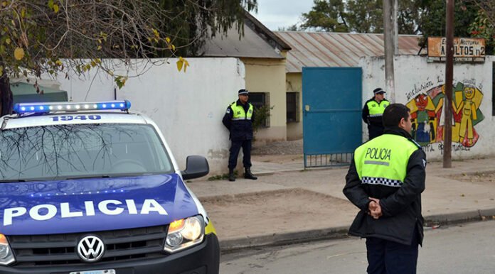 policia-escuela-elecciones Habrá más de 8.000 efectivos entre Policía, fuerzas federales y Ejército para garantizar un desarrollo tranquilo de los comicios en las escuelas y en los barrios.