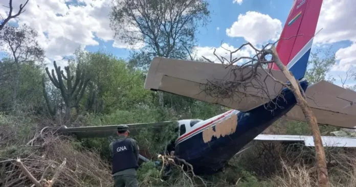 Los ocupantes de la avioneta fueron auxiliados por una camioneta que los llevó hacia el norte santiagueño.