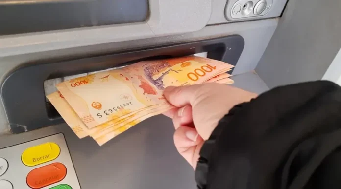 El Ministerio de Economía ratificó cómo continuará el pago de los sueldos correspondientes al mes de octubre.