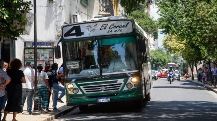 colectivo en tucuman Miles de tucumanos quedaron varados este jueves debido a un paro de ómnibus convocado por la Unión Tranviarios Automotor (UTA)