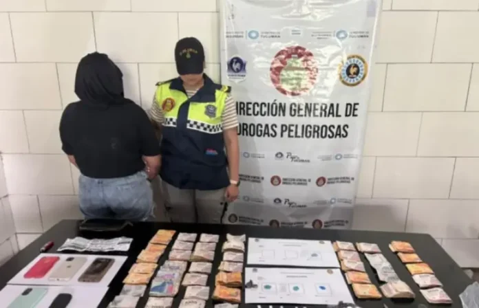 detienen a una mujer