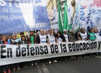 Docentes Universitarios denuncian sueldos de $250 mil y sin paritarias