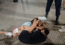 Corridas y peleas frente a la Casa Histórica (video)