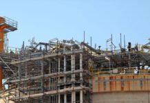 Israel bombardea e inhabilita la mayor planta petroquímica de Irán