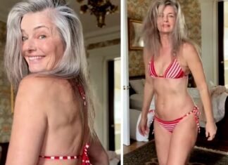 La modelo Paulina Porizkova, presume su figura en bikini a los 61 años