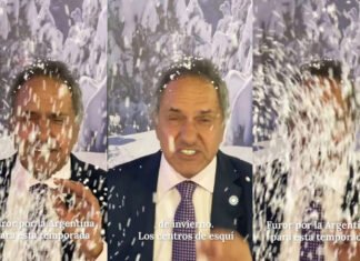 El video viral de Scioli simulando nieve con telgopor (video).
