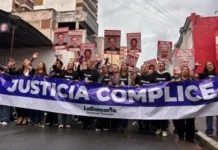 Multitudinaria marcha de mujeres bancarias.