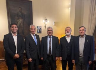 Las internas en el gobierno se trasladan a colegios de profesionales.