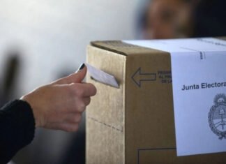 El oficialismo acudió a la Justicia para adelantar las elecciones en Tucumán.