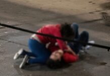 Dos tucumanas se enfrentaron a las piñas en plena avenida (video).