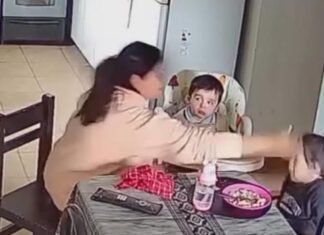 Una madre filmo a la niñera, como le pegaba a su hija.