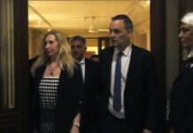 Karina empezó a buscar el reemplazante de Adorni.