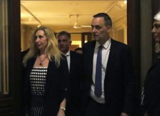 Karina empezó a buscar el reemplazante de Adorni.