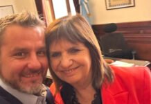 Bullrich aprovecha que Karina le soltó la mano a Catalán y levanta a Campero.