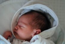 El bebé varón con aritos mantiene en vilo a Concepción.