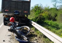 Ruta 38: se arrojaron de la moto en movimiento segundos antes de ser aplastados por un camión.