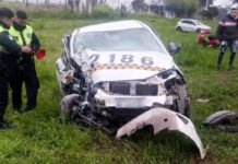 Taxista de 26 años se desvaneció mientras manejaba.
