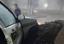 Un Taxi chocó con una obra inconclusa de la SAT.