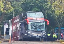 El micro de River quedó varado en la salida del hotel Hilton.
