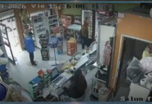 Entró a robar un kiosco y terminó atendiendo a una clienta.