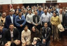 Manzur pisa fuerte y se acerca a los jóvenes.
