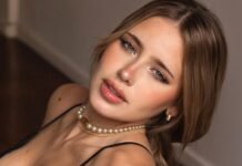 Coty Romero y su topless para una producción de fotos.
