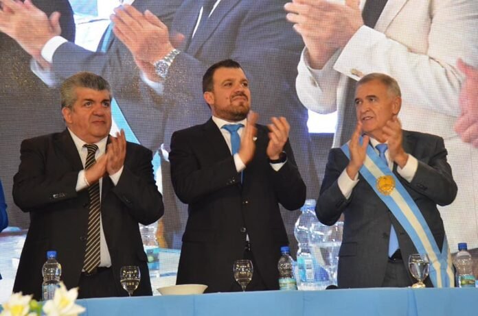 Familia Serra junto a Osvaldo Jaldo
