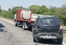 Río Gastona: auto perdió el control y chocó.