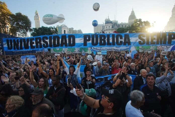 marcha-universitaria-plaza-de-mayo-fin-foto-edgardo-gomez-5