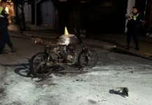 Tucumán: lo detuvieron en un control y prendió fuego su moto.