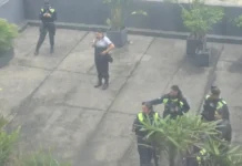 Una mujer se habría arrojado desde un piso 18.