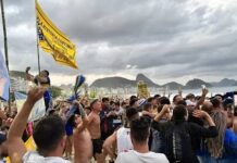 Banderazo en Copacabana: los hinchas de Boca coparon Brasil.