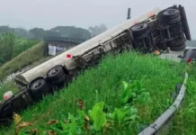 Despiste y vuelco de camión cisterna en Famaillá.