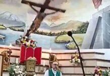 Murió un cura al caerle una cruz en plena misa (video).