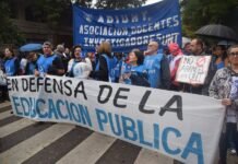 Paro universitario: una semana sin clases en la UNT. Estudiantes, docentes y trabajadores de la UNT marcharon desde el Rectorado hasta plaza Independencia para reclamar financiamiento universitario y una recomposición salarial.