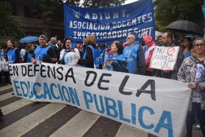 dsc_0032_-_copia Estudiantes, docentes y trabajadores de la UNT marcharon desde el Rectorado hasta plaza Independencia para reclamar financiamiento universitario y una recomposición salarial.